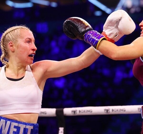 Astrid Wett vs. Alexia Grace